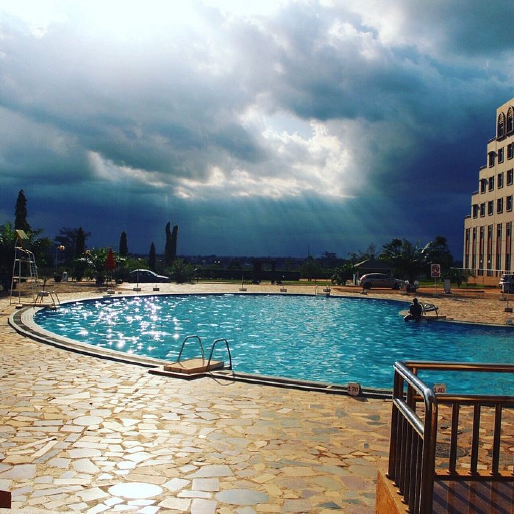 découvrez yamoussoukro, la capitale politique et administrative de la côte d'ivoire, célèbre pour sa basilique notre-dame de la paix, ses paysages pittoresques et sa riche culture. explorez une ville où l'histoire et la modernité se rencontrent.