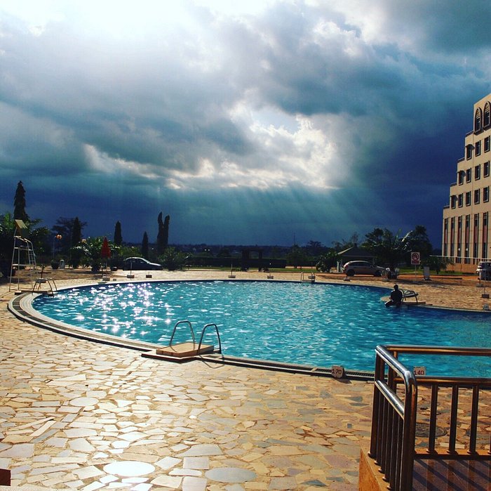 découvrez yamoussoukro, la capitale politique et administrative de la côte d'ivoire, célèbre pour sa basilique notre-dame de la paix, ses paysages pittoresques et sa riche culture. explorez une ville où l'histoire et la modernité se rencontrent.