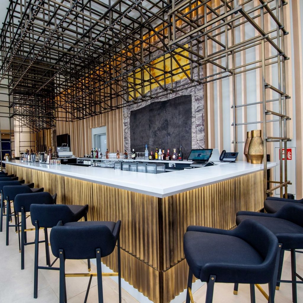 découvrez les meilleurs bars et cafés à abidjan, où vous pourrez savourer des boissons exotiques, déguster des plats locaux et profiter d'une ambiance festive. que vous soyez à la recherche d'un endroit animé ou d'un café tranquille pour vous détendre, abidjan offre une variété d'options pour tous les goûts.