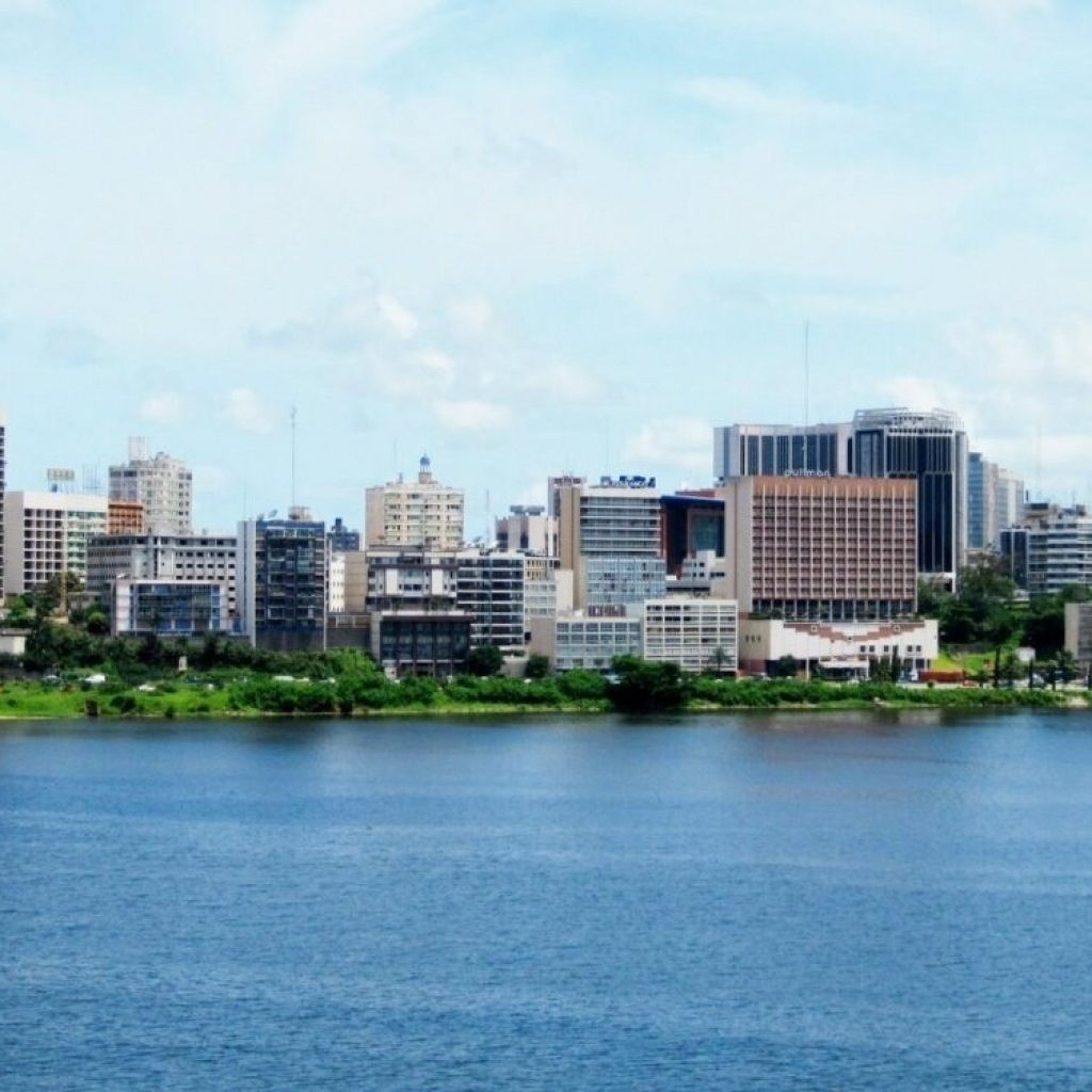 explorez abidjan comme un habitant ! découvrez les trésors cachés, les ruelles animées et la culture vibrante de cette métropole ivoirienne. plongez dans l'authenticité locale et vivez des expériences inoubliables.