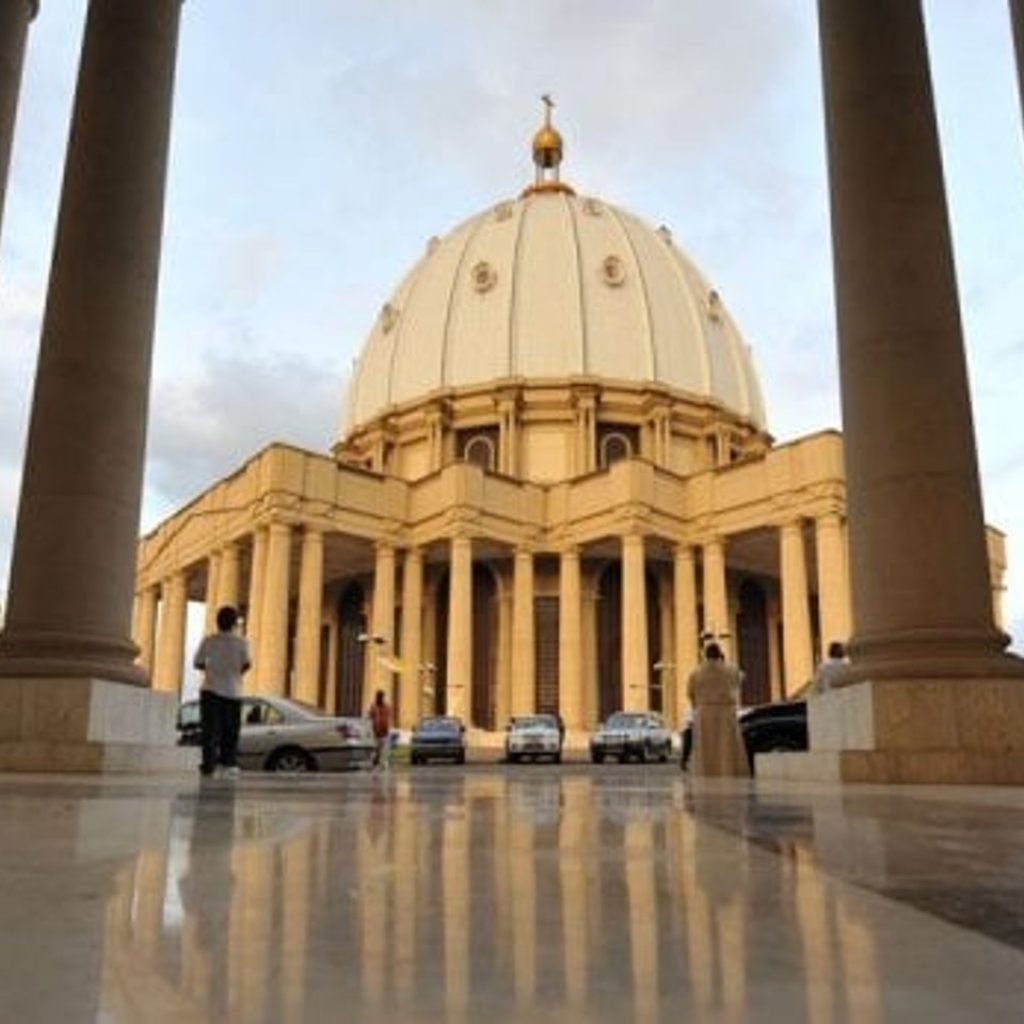 découvrez l'histoire fascinante de yamoussoukro, la capitale politique de la côte d'ivoire. explorez son héritage culturel, ses monuments emblématiques, et l'évolution de cette ville unique au cœur de l'afrique de l'ouest.