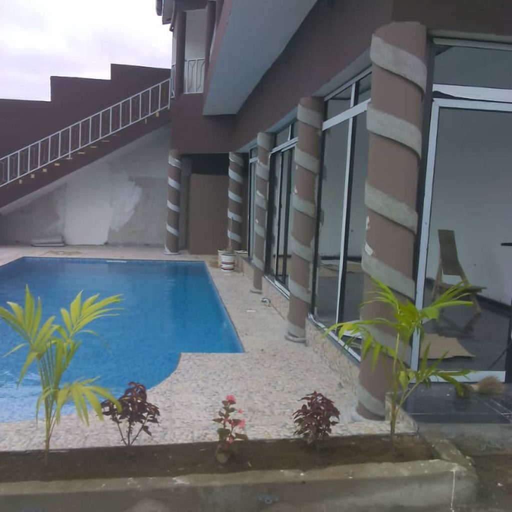 découvrez les meilleures options de logement à yamoussoukro, la capitale politique de la côte d'ivoire. que vous recherchiez un hôtel confortable, une maison d'hôtes accueillante ou un appartement moderne, trouvez l'hébergement idéal pour votre séjour dans cette ville riche en culture et en histoire.