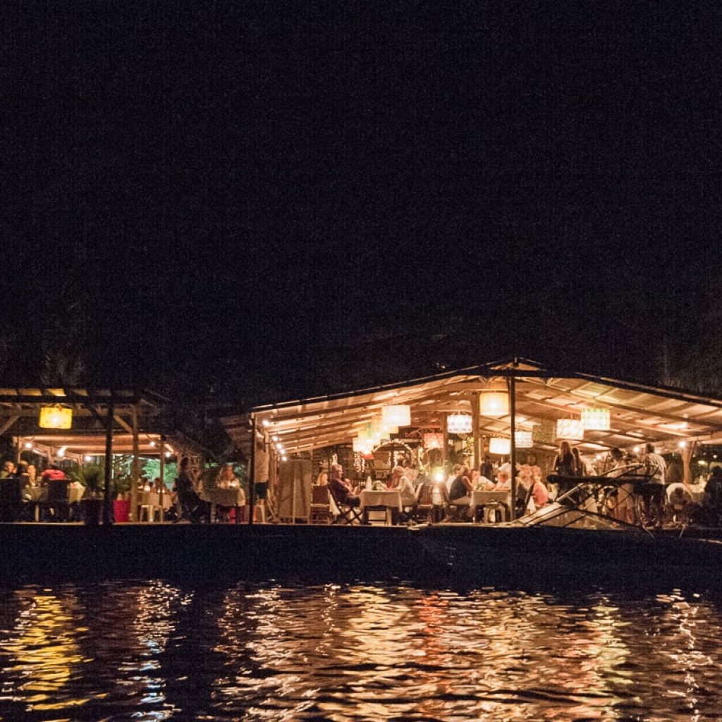 découvrez les meilleurs restaurants à assinie, où la gastronomie rencontre une vue imprenable sur la mer. savourez des plats locaux et internationaux dans une ambiance chaleureuse et accueillante. profitez de moments inoubliables en famille ou entre amis dans l'un de nos établissements réputés.