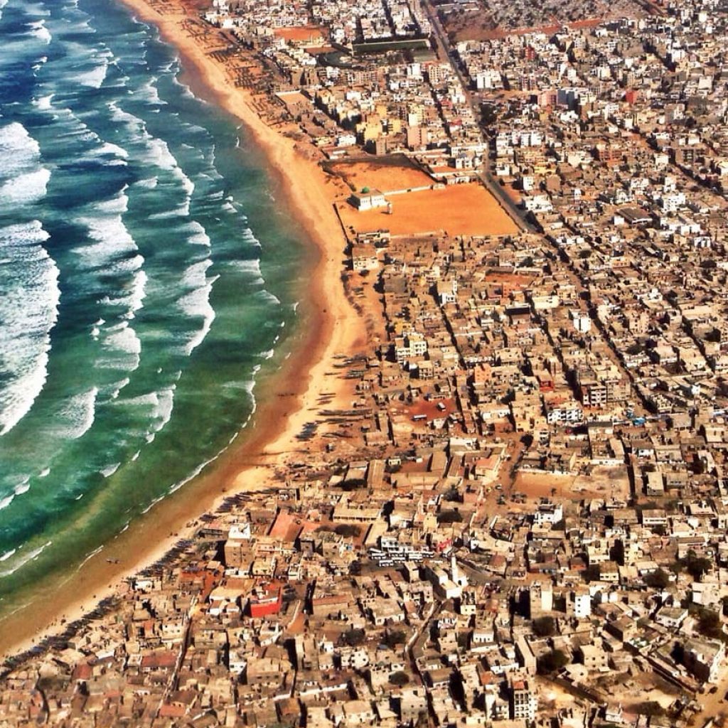 découvrez abidjan, la vibrante capitale économique de la côte d'ivoire, où culture, gastronomie et paysages magnifiques s'entremêlent. explorez ses quartiers animés, ses plages dorées et vivez des expériences inoubliables lors de votre voyage.