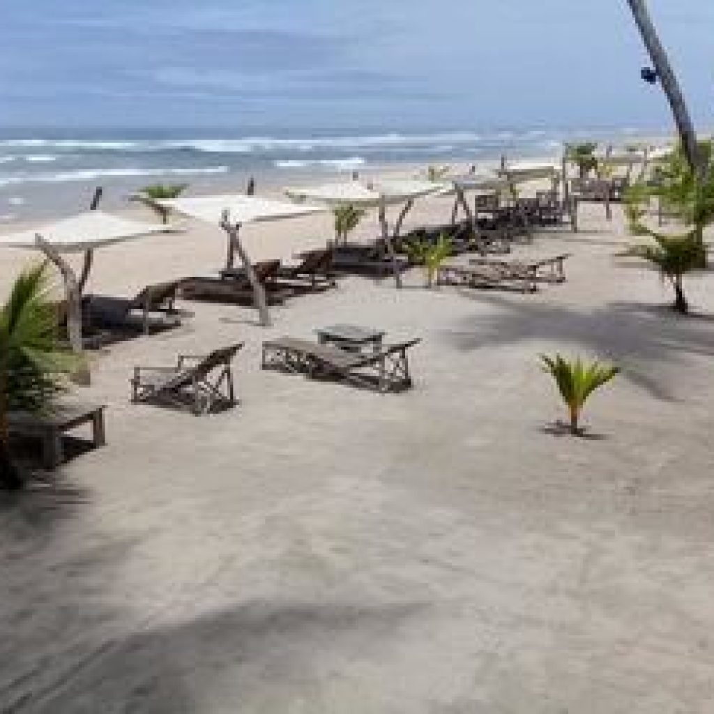 découvrez assinie, une destination idyllique sur la côte ivoirienne, où plages de sable blanc, paysages pittoresques et activités culturelles vous attendent. partez à l'aventure et plongez dans l'hospitalité locale lors de visites inoubliables.