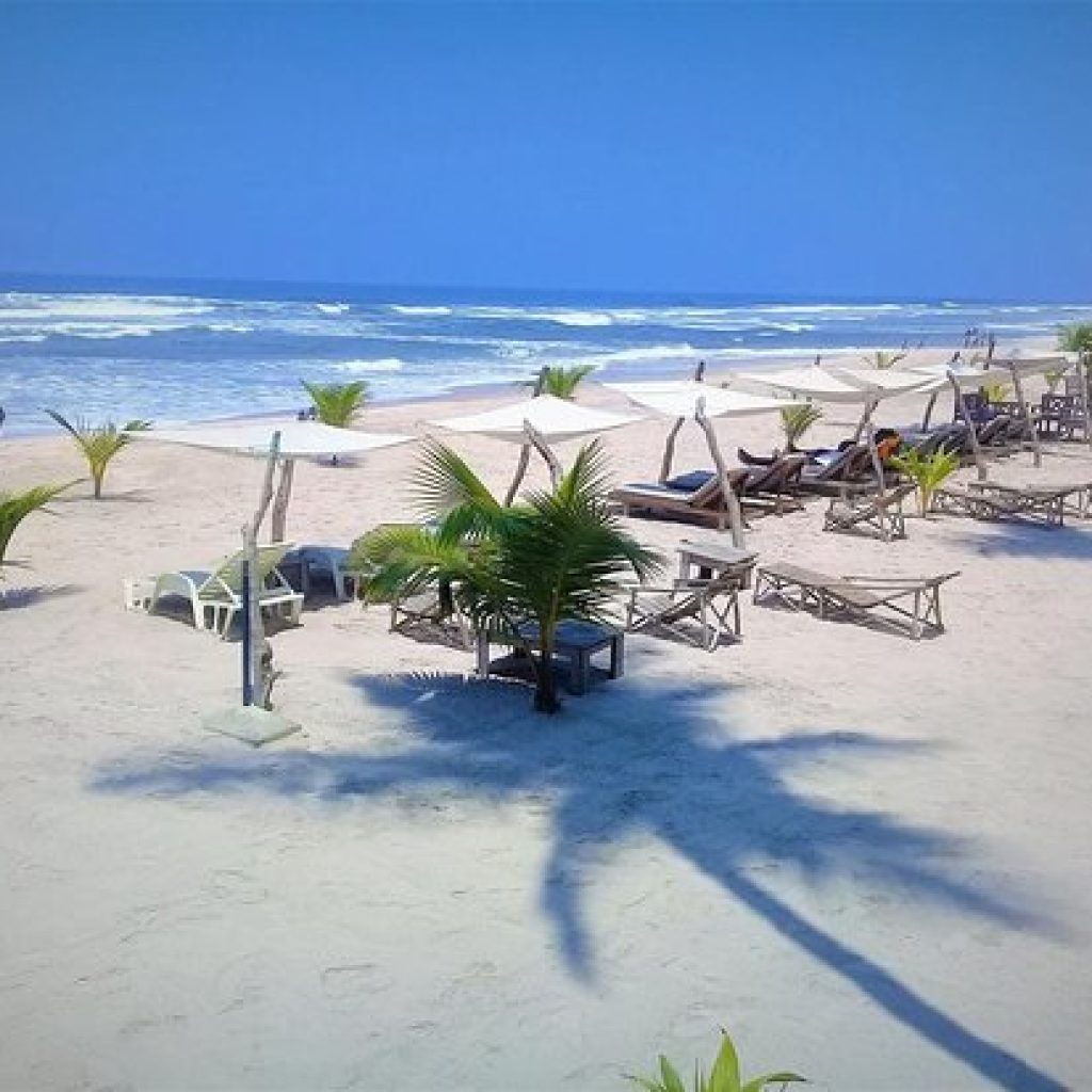 découvrez assinie, une magnifique station balnéaire en côte d'ivoire, réputée pour ses plages de sable fin, ses eaux turquoises et son ambiance paisible. parfait pour des vacances de détente ou des aventures en plein air, assinie offre des activités variées allant de la plongée sous-marine à la découverte de la culture locale. explorez ce joyau caché et laissez-vous séduire par la beauté de la nature et l'hospitalité ivoirienne.