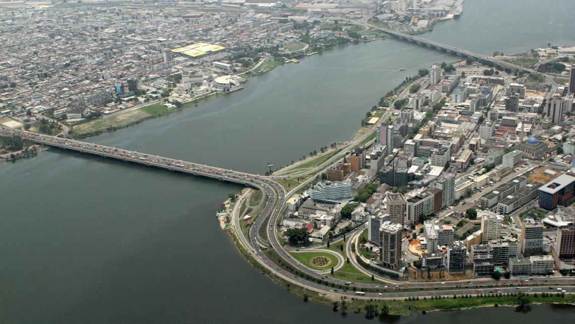 découvrez abidjan, la vibrante capitale économique de la côte d'ivoire, où culture, architecture moderne et traditions se mêlent pour offrir une expérience unique. explorez ses marchés animés, ses plages magnifiques et sa vie nocturne dynamique.