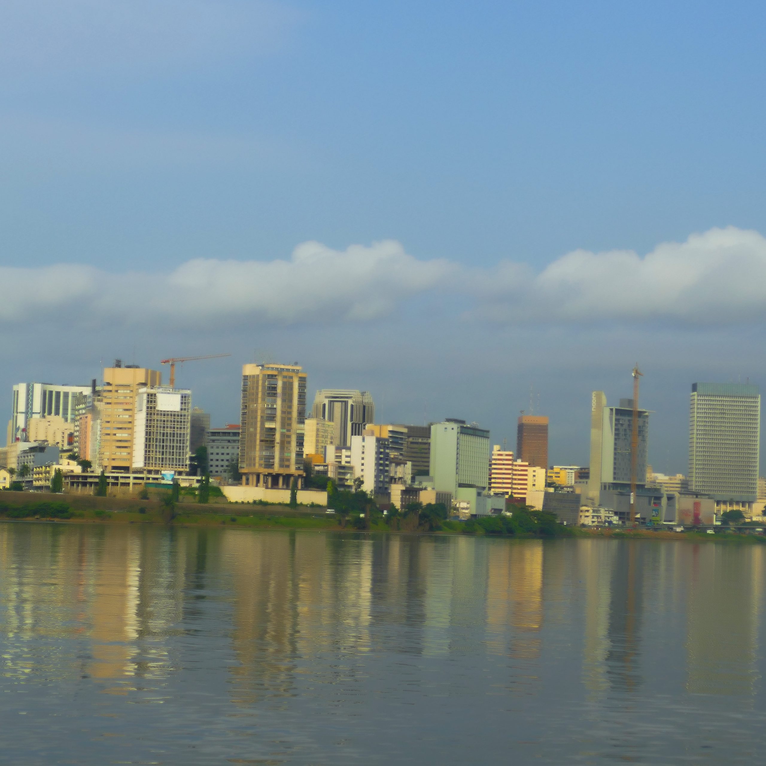 découvrez abidjan, la vibrante capitale économique de la côte d'ivoire, connue pour sa culture riche, ses plages magnifiques et sa vie nocturne animée. explorez ses quartiers effervescents et savourez la délicieuse cuisine locale.