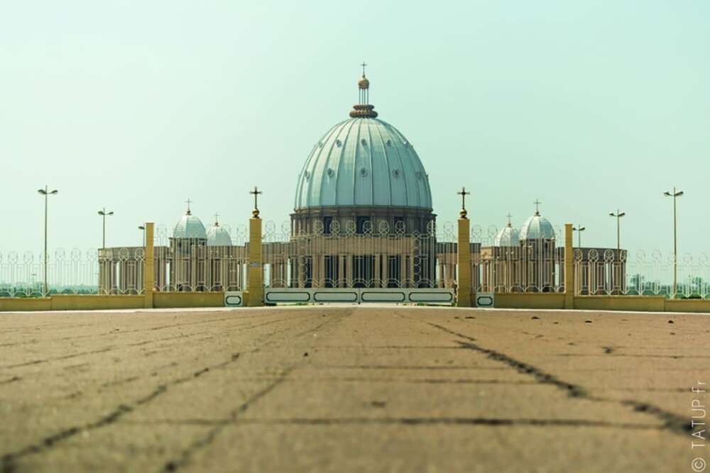 découvrez les meilleures activités à yamoussoukro, la capitale politique de la côte d'ivoire. explorez la majestueuse basilique notre-dame de la paix, flânez dans les jardins botanique et profitez des savoureuses spécialités locales dans les restaurants typiques. que vous soyez amateur d'histoire, de culture ou de nature, yamoussoukro vous réserve des expériences inoubliables.