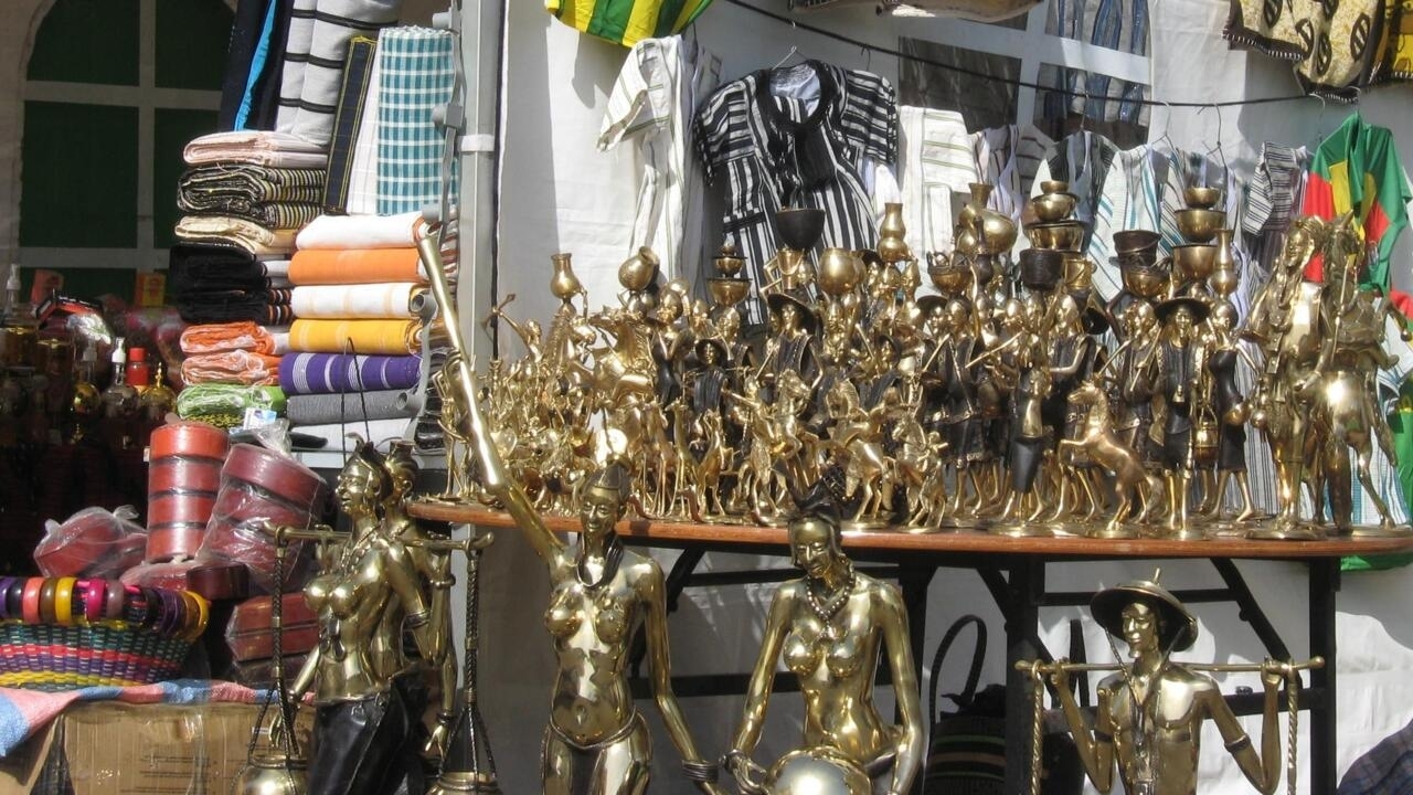 découvrez l'artisanat vibrant d'abidjan à travers une sélection unique de souvenirs authentiques. explorez des créations faites main, des objets d'art et des textiles traditionnels qui capturent l'essence de la culture ivoirienne. ramenez un morceau d'abidjan chez vous !