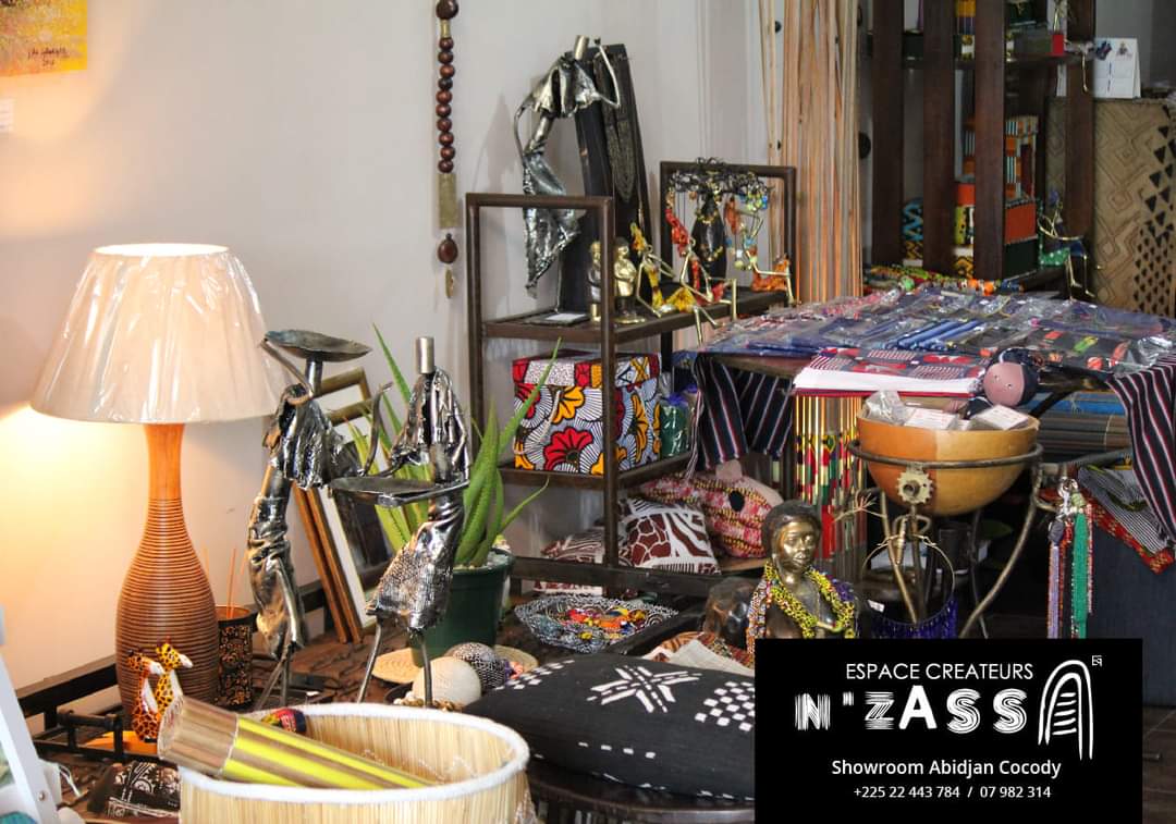 découvrez l'artisanat unique d'abidjan, une ville vibrant de culture et de créativité. explorez nos souvenirs authentiques, faits main par des artisans passionnés, reflétant l'héritage ivoirien. emportez un morceau d'abidjan avec vous et soutenez le talent local.