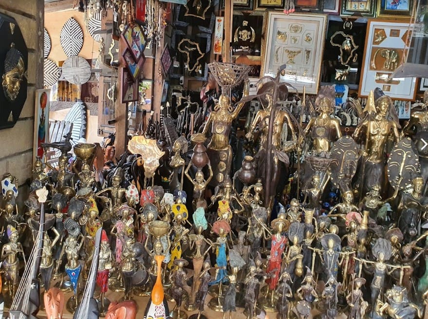 découvrez l'artisanat unique d'abidjan à travers une sélection de souvenirs authentiques. plongez dans la richesse culturelle de la côte d'ivoire avec des créations artisanales qui reflètent l'âme de la ville. idéal pour ramener un morceau d'abidjan chez vous !