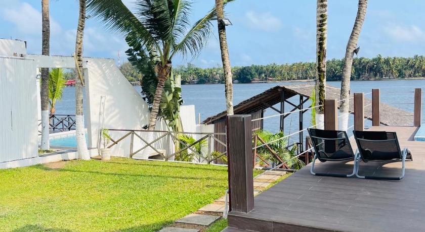 découvrez assinie, une magnifique destination balnéaire en côte d'ivoire, réputée pour ses plages de sable fin, ses eaux turquoises et son ambiance paisible. parfait pour des vacances relaxantes, assinie offre des activités diverses allant de la détente sur la plage à l'exploration de la culture locale.