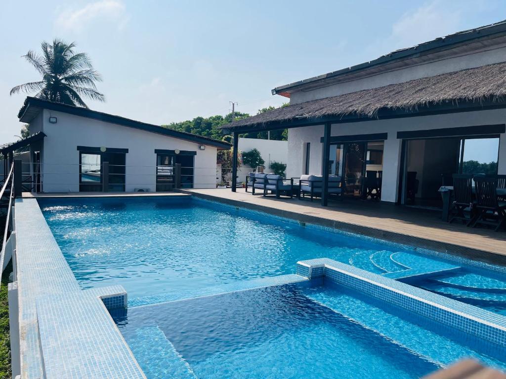 découvrez assinie, une magnifique destination balnéaire en côte d'ivoire, réputée pour ses plages de sable fin, ses eaux cristallines et son ambiance paisible. parfait pour les vacances en famille ou une escapade romantique, assinie offre une variété d'activités aquatiques, de délicieuses spécialités locales et une immersion dans la culture ivoirienne.