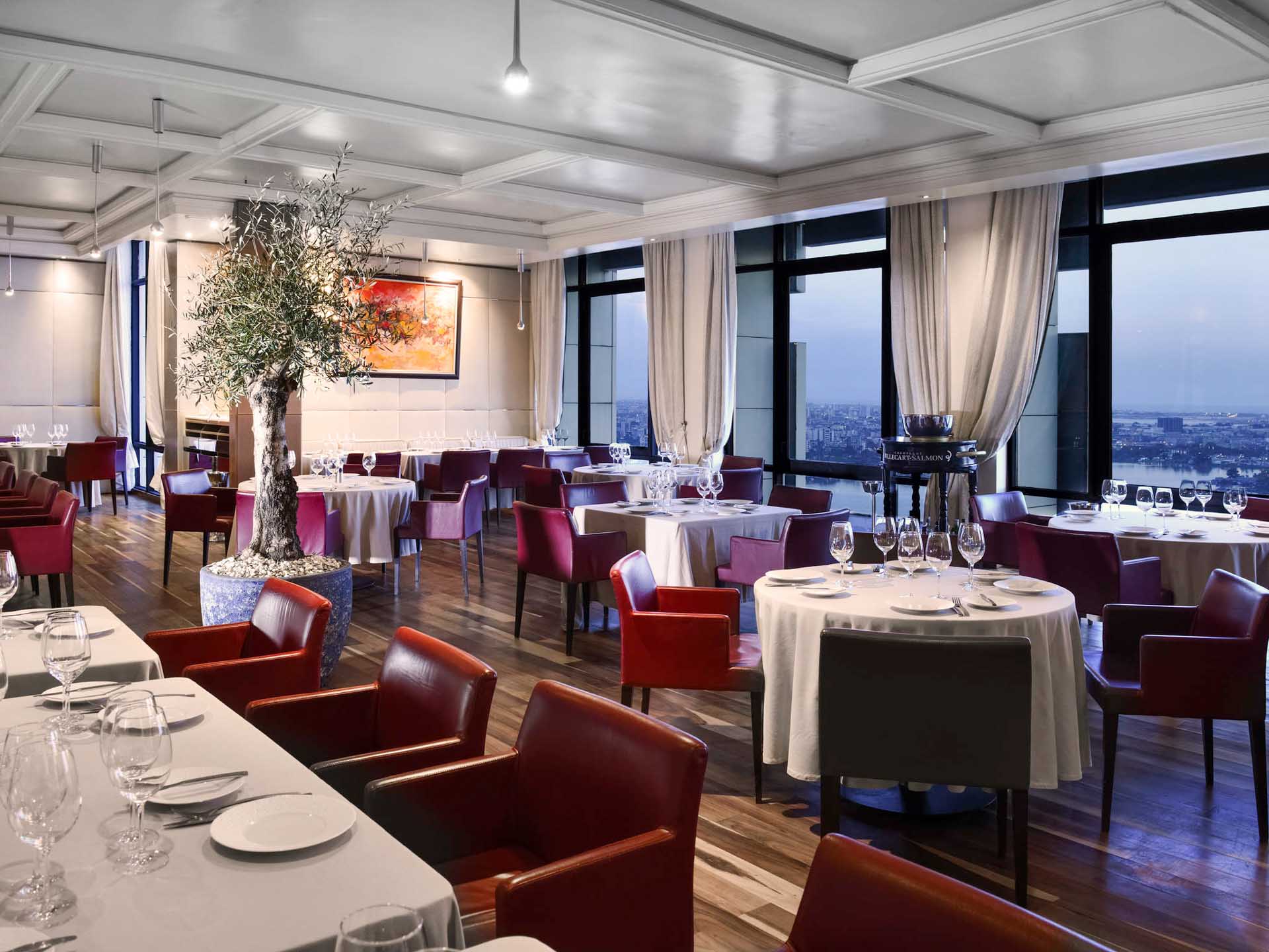 découvrez les meilleurs bars et cafés d'abidjan, où l'ambiance vibrante rencontre des saveurs uniques. que vous cherchiez un endroit pour déguster un café exquis, savourer un cocktail créatif ou profiter d'une soirée animée, notre guide vous révèle les incontournables de la vie nocturne et des pauses café à abidjan.