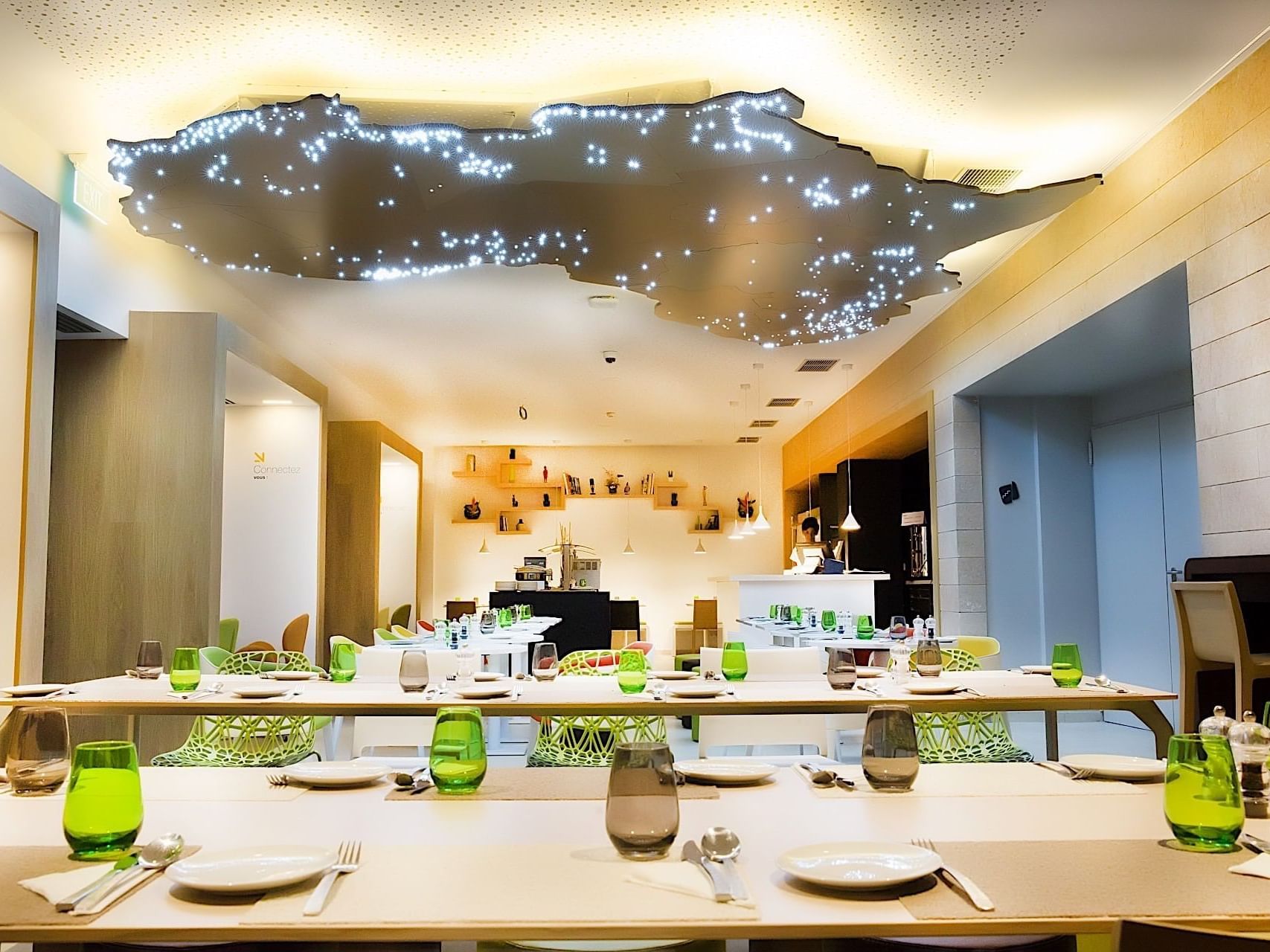 découvrez les meilleurs bars et cafés d'abidjan ! profitez d'une ambiance conviviale, de délicieuses boissons et de moments inoubliables dans la capitale économique de la côte d'ivoire.