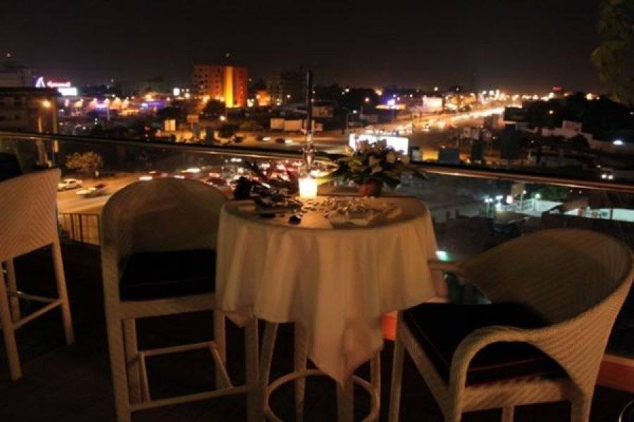 découvrez les meilleurs bars et cafés d'abidjan, où l'ambiance animée rencontre une délicieuse sélection de boissons. que vous cherchiez un endroit pour vous détendre entre amis ou savourer un café local, explorez notre guide pour vivre la vie nocturne et les plaisirs culinaires d'abidjan.