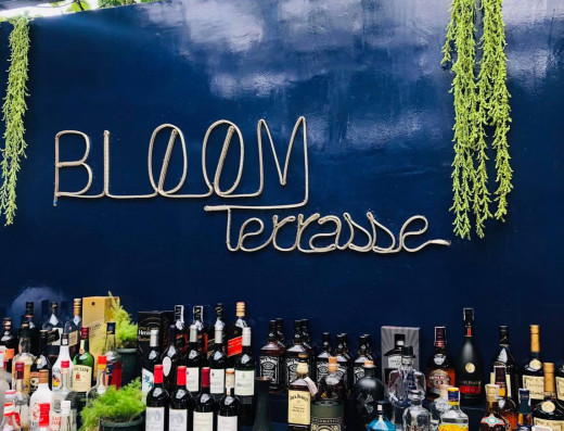 découvrez les meilleurs bars et cafés à abidjan, où l'ambiance tropicale rencontre la culture ivoirienne. profitez de délicieux cocktails, de cafés aromatiques et de soirées inoubliables dans des lieux branchés et conviviaux.