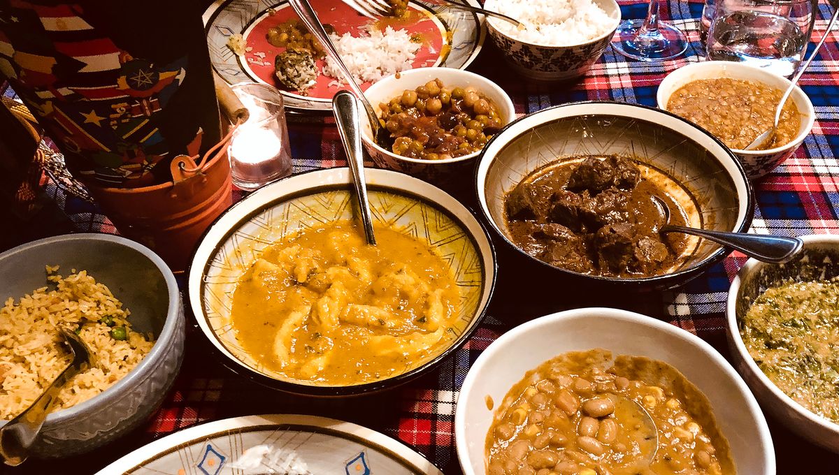 découvrez la richesse et la diversité de la cuisine ivoirienne, un véritable voyage des saveurs à travers des plats traditionnels, des ingrédients frais et des recettes authentiques qui reflètent la culture et l'hospitalité de la côte d'ivoire.