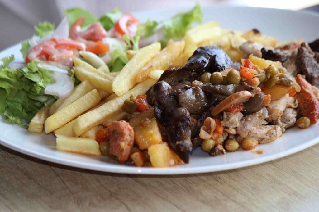 découvrez la richesse de la gastronomie ivoirienne à yamoussoukro, où tradition et saveurs uniques se rencontrent. explorez des plats authentiques, des ingrédients locaux et une culture culinaire vibrante qui éveilleront vos papilles dans la capitale politique de la côte d'ivoire.