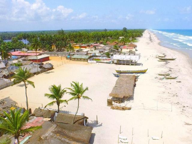 découvrez la géographie d'assinie, une destination balnéaire prisée de la côte d'ivoire, connue pour ses plages de sable fin, ses lagunes et sa biodiversité unique. explorez les paysages enchanteurs, les caractéristiques géologiques et les richesses naturelles qui font d'assinie un lieu d'évasion privilégié.