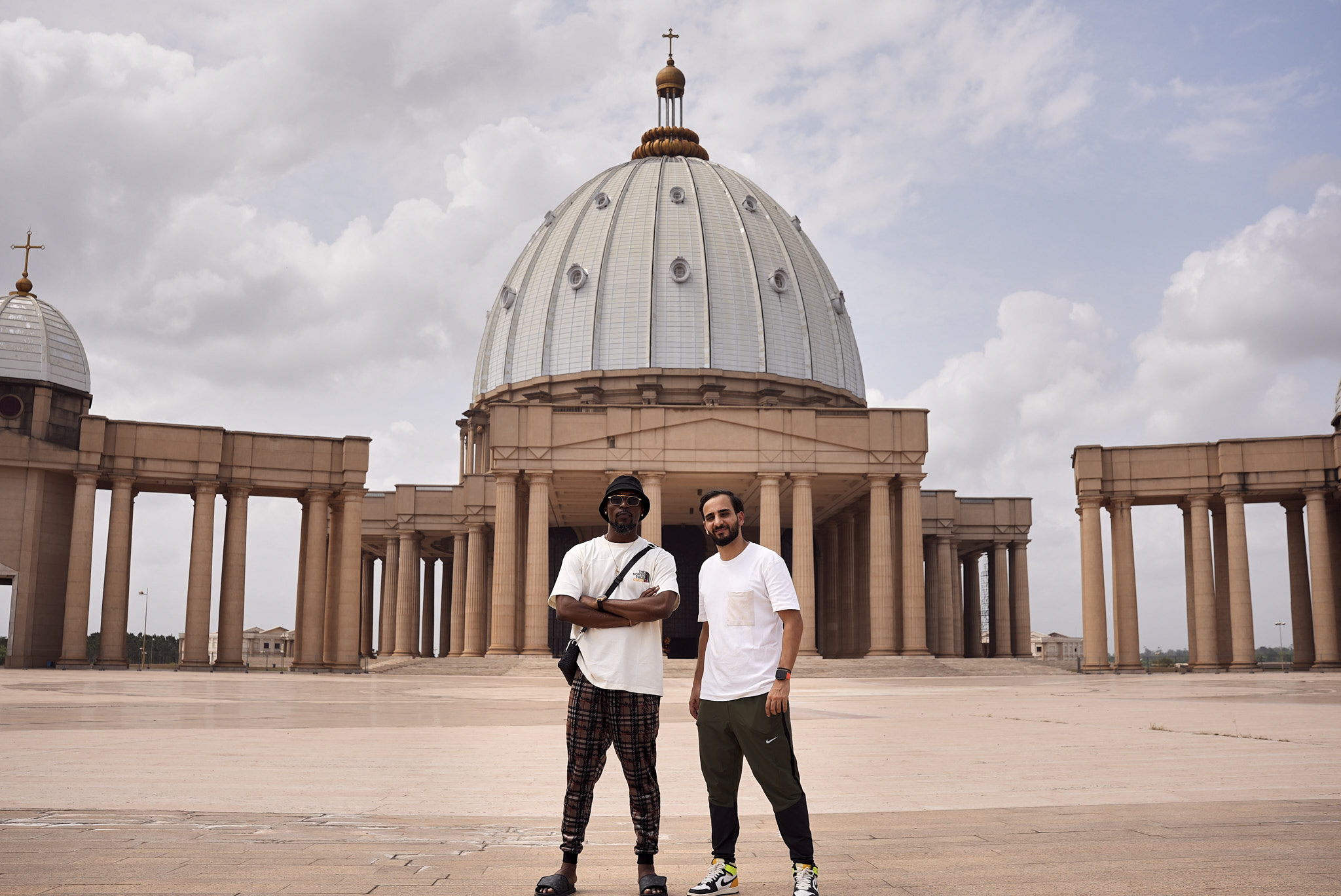 découvrez l'histoire fascinante de yamoussoukro, la capitale politique et administrative de la côte d'ivoire. plongez dans son patrimoine culturel, ses monuments emblématiques comme la célèbre basilique notre-dame de la paix et explorez les événements marquants qui ont façonné cette ville unique et son importance dans l'histoire du pays.