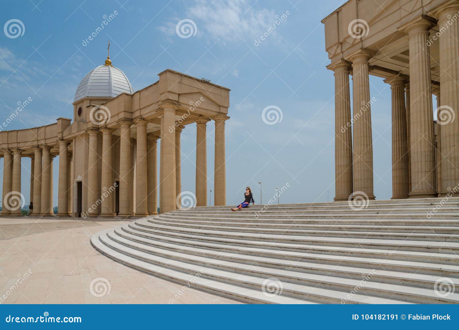 découvrez l'histoire fascinante de yamoussoukro, la capitale politique de la côte d'ivoire, de son développement historique à ses monuments emblématiques, notamment la basilique notre-dame de la paix. plongez dans le riche patrimoine culturel et les événements marquants qui ont façonné cette ville dynamique.