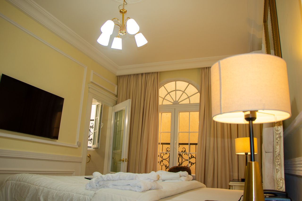 découvrez les meilleures options de logement à yamoussoukro, la capitale politique de la côte d'ivoire. que vous recherchiez un hébergement économique, un hôtel de luxe ou une maison à louer, trouvez le lieu idéal pour votre séjour. profitez de l'hospitalité ivoirienne et explorez les attractions locales tout en séjournant dans un confort optimal.
