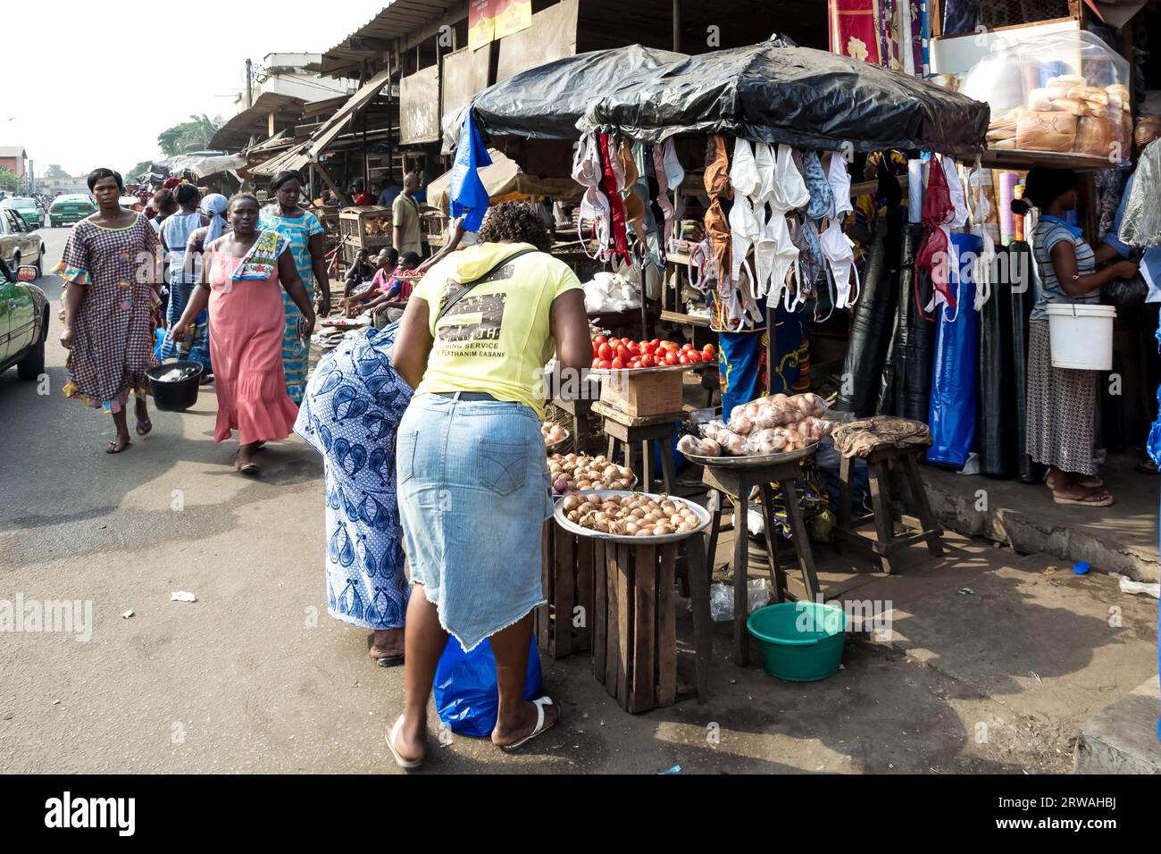 découvrez les marchés d'abidjan, un lieu vibrant où culture, gastronomie et artisanat se rencontrent. explorez des étals colorés, profitez d'une ambiance animée et dénichez des produits locaux uniques. une expérience incontournable pour tous les visiteurs de la capitale économique ivoirienne.