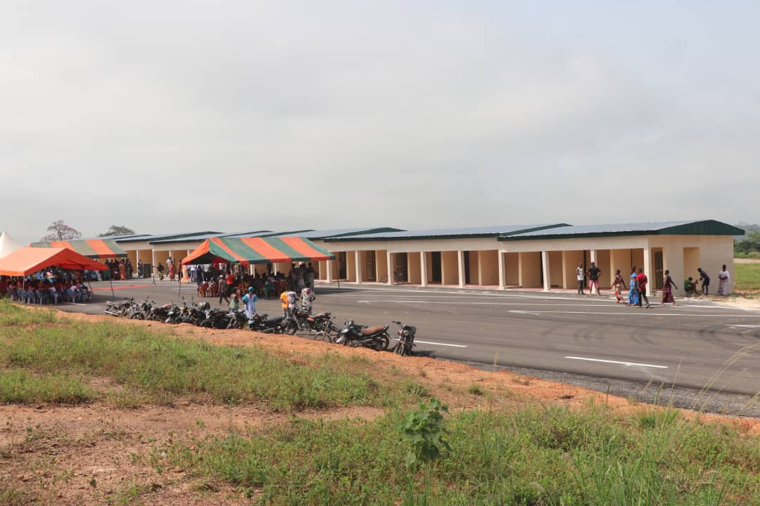 découvrez les marchés animés de yamoussoukro, où tradition et culture se rencontrent. explorez une variété de produits locaux, des artisans talentueux et l'authenticité ivoirienne dans une atmosphère vibrante.