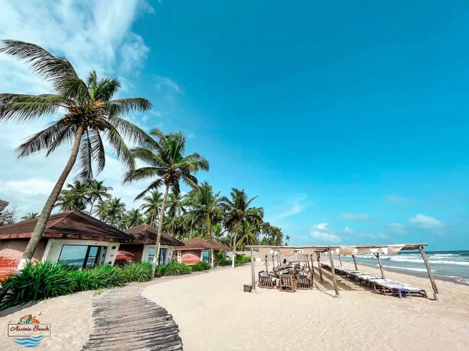 découvrez les magnifiques plages d'assinie, un paradis balnéaire en côte d'ivoire. profitez de paysages idylliques, d'eaux cristallines et d'activités nautiques pour des vacances inoubliables entre détente et aventure.