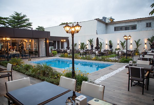 découvrez les meilleurs restaurants à abidjan, où la cuisine ivoirienne rencontre des saveurs internationales. explorez une variété de plats traditionnels, ambiance conviviale et atmosphère unique. réservez votre table et savourez une expérience culinaire inoubliable dans la capitale économique de la côte d'ivoire.