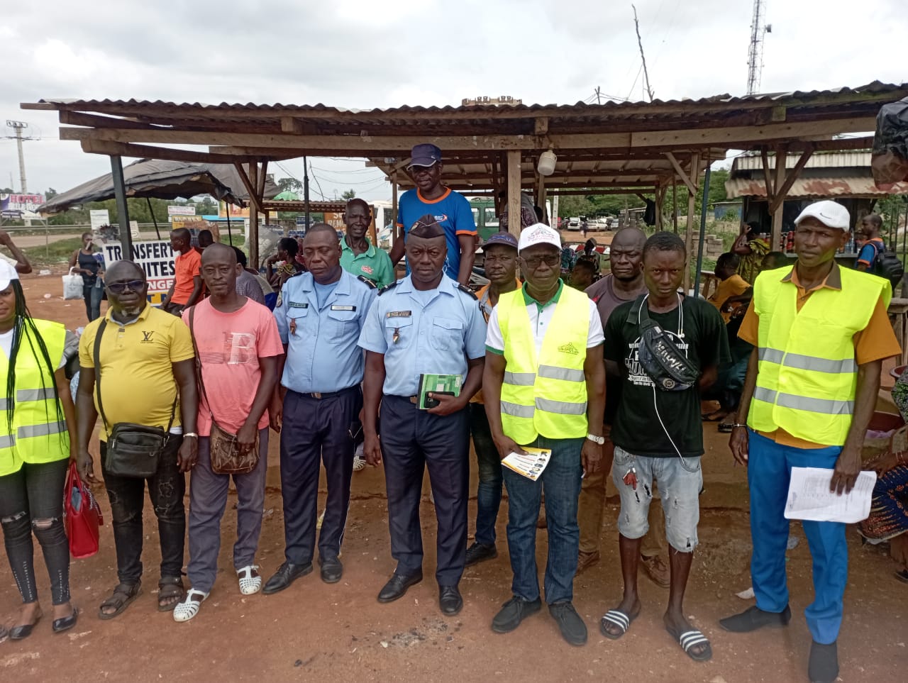 découvrez les options de transports à yamoussoukro, la capitale politique de la côte d'ivoire. que ce soit pour un trajet en taxi, en bus ou en voiture personnelle, trouvez toutes les informations nécessaires pour naviguer facilement dans cette ville riche en culture et en histoire.