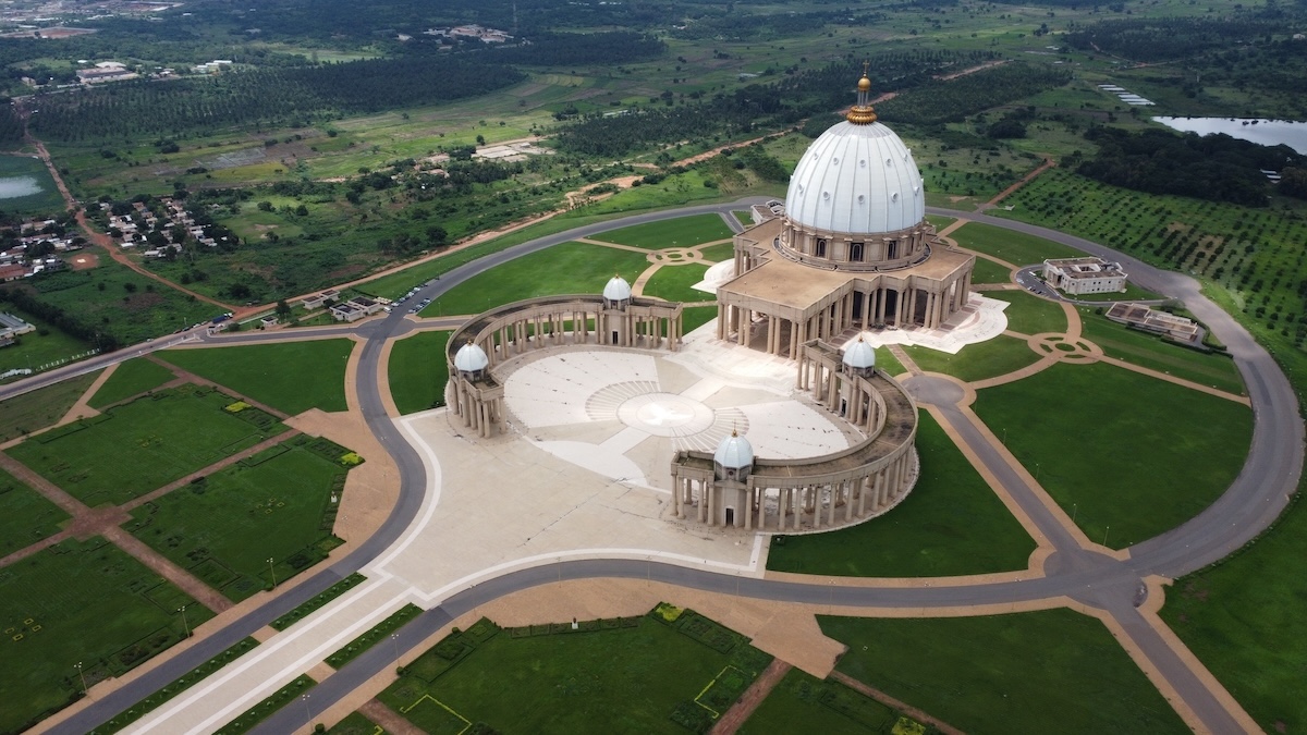 découvrez yamoussoukro, la capitale politique de la côte d'ivoire, célèbre pour sa basilique impressionnante, ses lacs paisibles et son patrimoine culturel riche. explorez les merveilles architecturales et plongez dans la culture locale lors de votre visite inoubliable.