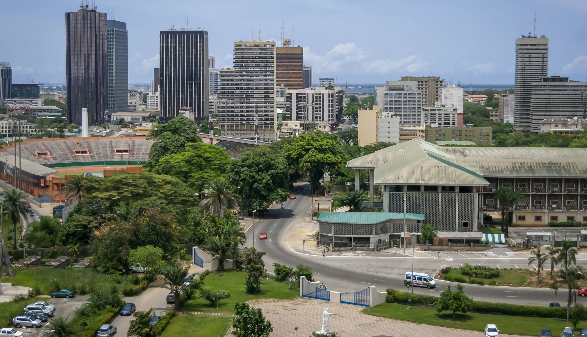 découvrez abidjan, la vibrante capitale économique de la côte d'ivoire, avec ses plages ensoleillées, sa culture riche et sa cuisine savoureuse. planifiez votre voyage pour explorer ses magnifiques quartiers, ses marchés animés et son ambiance chaleureuse. faites de votre escapade à abidjan une expérience inoubliable.