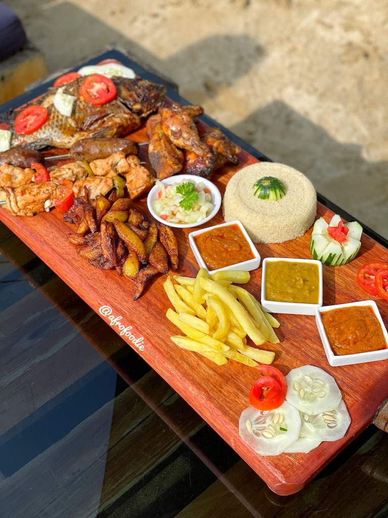 découvrez abidjan à travers sa gastronomie riche et variée. partez à la rencontre des saveurs ivoiriennes, explorez les marchés locaux et savourez des plats emblématiques. une expérience culinaire inoubliable vous attend dans la vibrante capitale économique de la côte d'ivoire.