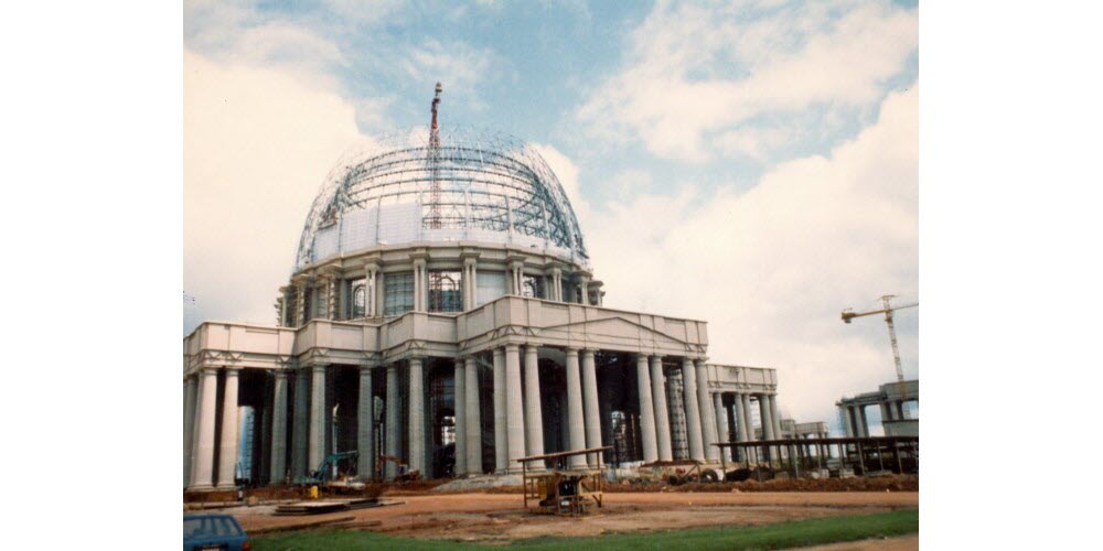 découvrez yamoussoukro, la capitale politique de la côte d'ivoire, célèbre pour sa basilique unique, ses paysages luxuriants et son riche patrimoine culturel. explorez ses attractions fascinantes et plongez au cœur de l'histoire ivoirienne.