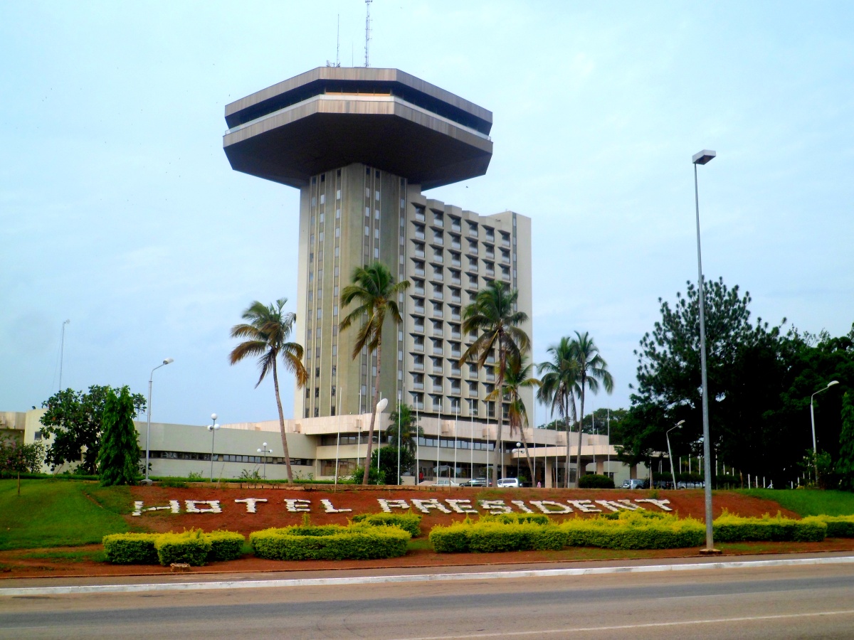 découvrez yamoussoukro, la capitale politique de la côte d'ivoire, réputée pour sa magnifique basilique, ses espaces verts luxuriants et son riche patrimoine culturel. explorez cette ville fascinante qui allie modernité et traditions africaines.