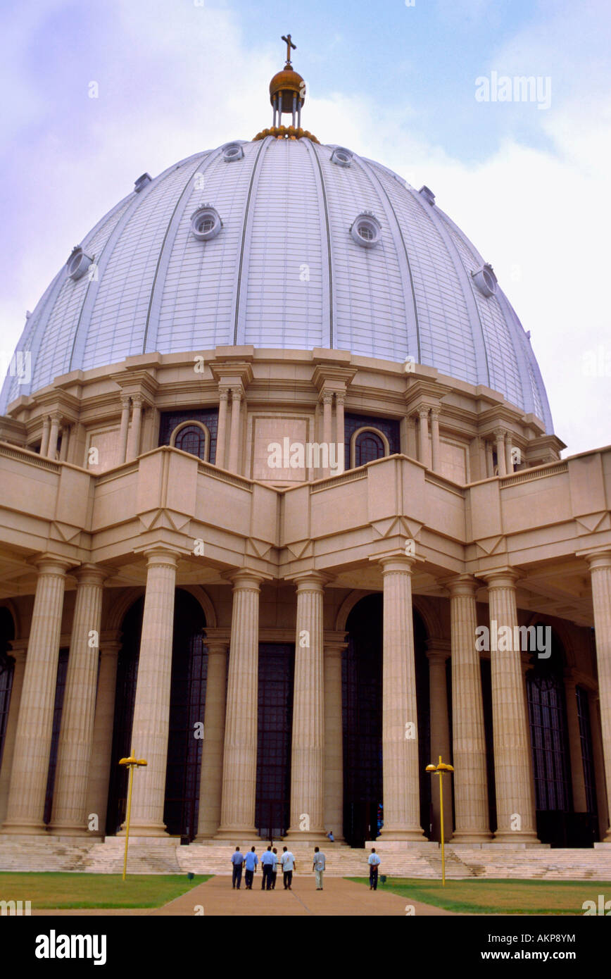 découvrez la majestueuse basilique notre-dame de yamoussoukro, un chef-d'œuvre architectural inspiré de la basilique saint-pierre de rome. plongez dans l'histoire et la spiritualité de cette édifice emblématique, véritable symbole de la ville et du pays.