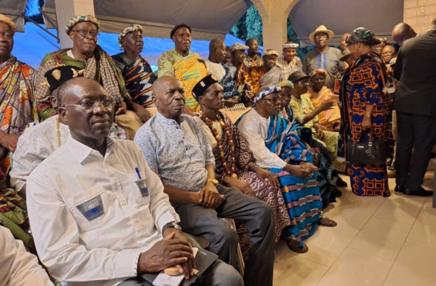 découvrez la richesse culturelle de yamoussoukro, la capitale politique de la côte d'ivoire. plongez dans les traditions locales, les fêtes authentiques et la diversité des arts qui font vibrer cette ville fascinante.