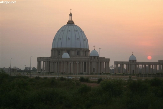 découvrez yamoussoukro, la capitale politique de la côte d'ivoire, avec nos infos pratiques pour faciliter votre visite : attractions incontournables, conseils de transport, meilleures périodes pour y aller et astuces locales. préparez votre séjour dans cette ville riche en culture et en histoire.