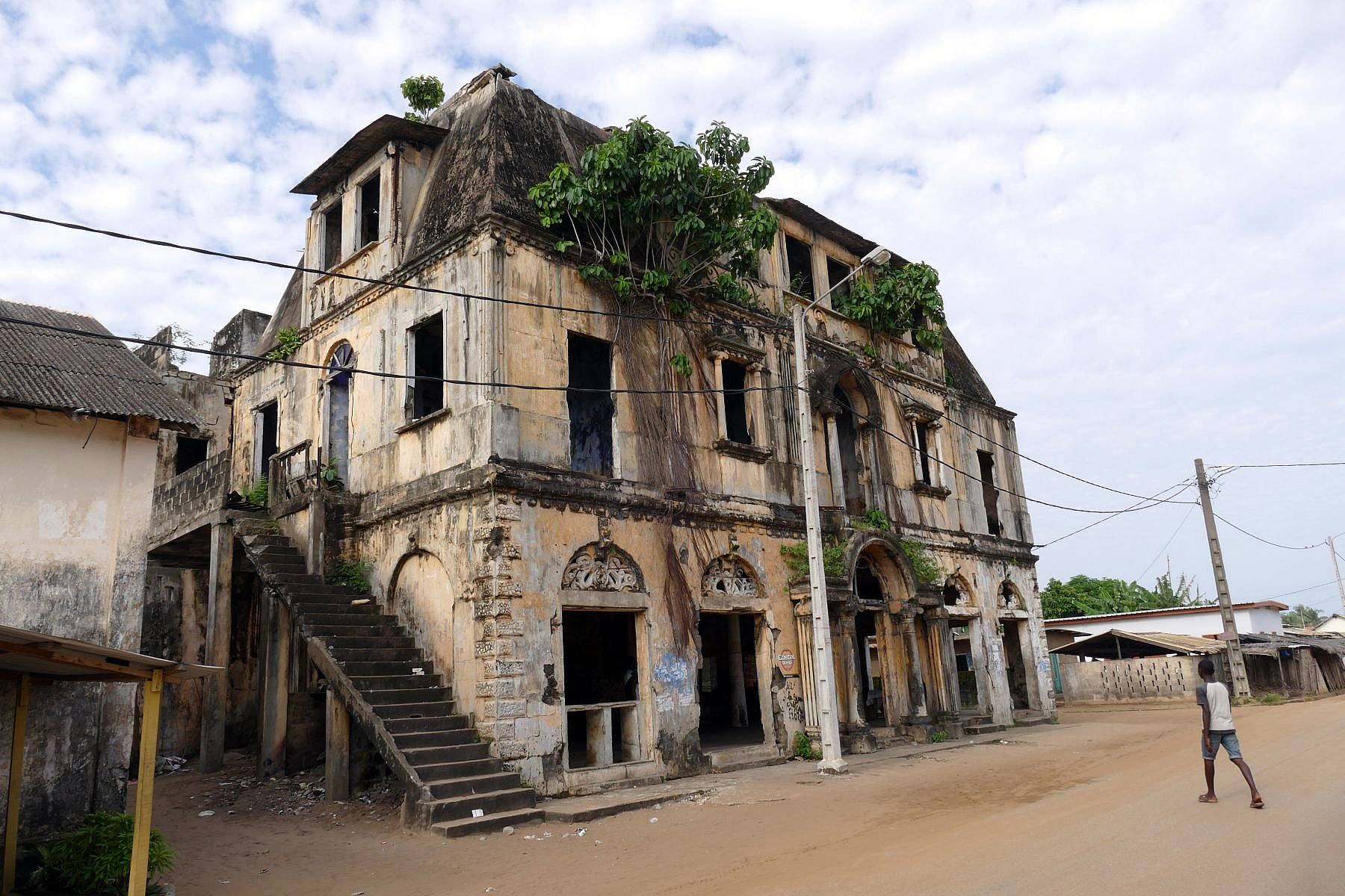 découvrez yamoussoukro avec nos infos pratiques : recommandations sur les sites à visiter, conseils sur les transports, hébergements et activités à ne pas manquer dans la capitale politique de la côte d'ivoire.