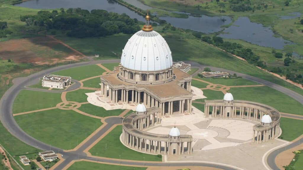 découvrez tout ce qu'il faut savoir sur yamoussoukro avec nos infos pratiques : conseils de voyage, points d'intérêt, transports, gastronomie locale et bien plus pour un séjour inoubliable dans la capitale politique de la côte d'ivoire.