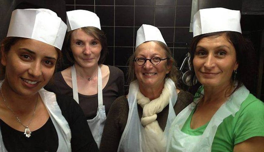 découvrez les délices culinaires de la côte d'ivoire à travers le parcours d'un cuisinier passionné. explorez la richesse des saveurs locales, des recettes traditionnelles et l'art de la gastronomie ivoirienne, tout en profitant des paysages envoûtants et de la culture vibrante du pays.
