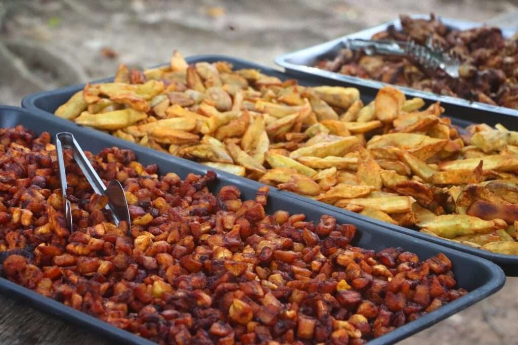 découvrez les délices de la gastronomie ivoirienne, un voyage culinaire riche en saveurs et en couleurs. explorez les plats traditionnels, les ingrédients typiques et les recettes authentiques qui font la fierté de la côte d'ivoire.