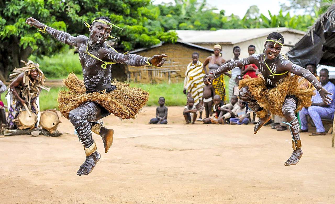 découvrez notre guide culturel de la côte d'ivoire, une exploration immersive des traditions, de l'art, de la musique et de la gastronomie ivoirienne. plongez dans la richesse de ce pays fascinant et préparez votre voyage avec des recommandations sur les sites incontournables, les festivals et les expériences authentiques à vivre.