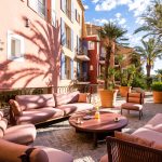 découvrez la revitalisation de l'hôtel président, un projet ambitieux qui allie modernité et heritage. plongez dans un univers où le confort rencontre l'élégance, offrant une expérience inoubliable aux voyageurs. situé au cœur de la ville, cet hôtel rénové promet des services de qualité et un cadre exceptionnel pour un séjour mémorable.