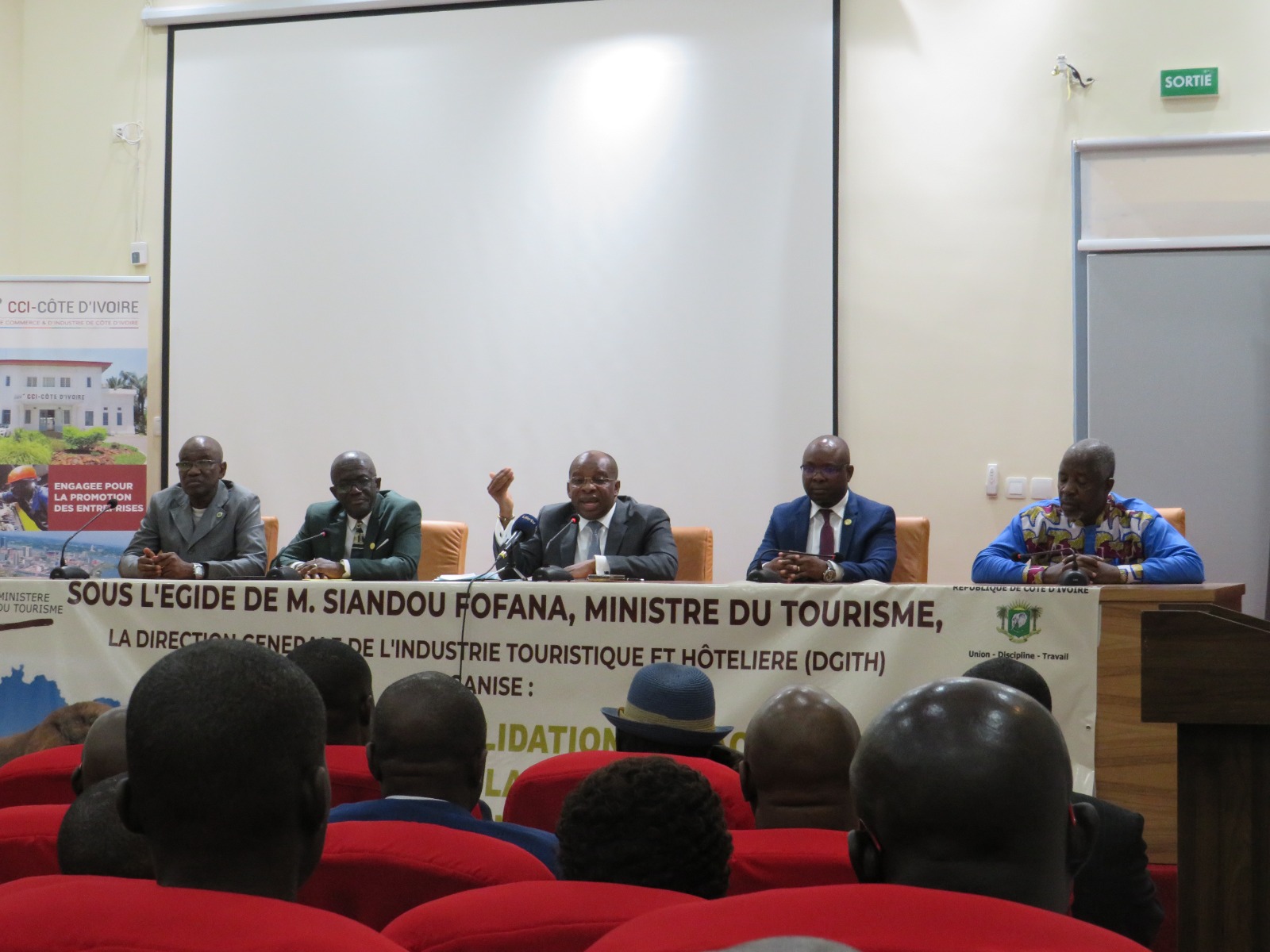 découvrez la côte d'ivoire avec nos guides touristiques complets. explorez les merveilles naturelles, la culture vibrante et les sites historiques de ce pays fascinant. que vous soyez amateur de plages ensoleillées ou de forêts luxuriantes, nos conseils vous aideront à vivre une aventure inoubliable en côte d'ivoire.