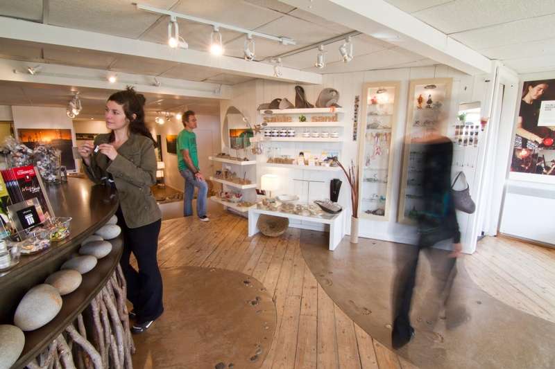 découvrez l'artisanat côtier, une célébration des savoir-faire uniques et des matériaux marins. plongez dans l'univers des créations artisanales inspirées par la mer, des objets décoratifs aux accessoires pratiques, réalisés par des artisans passionnés et respectueux de l'environnement.