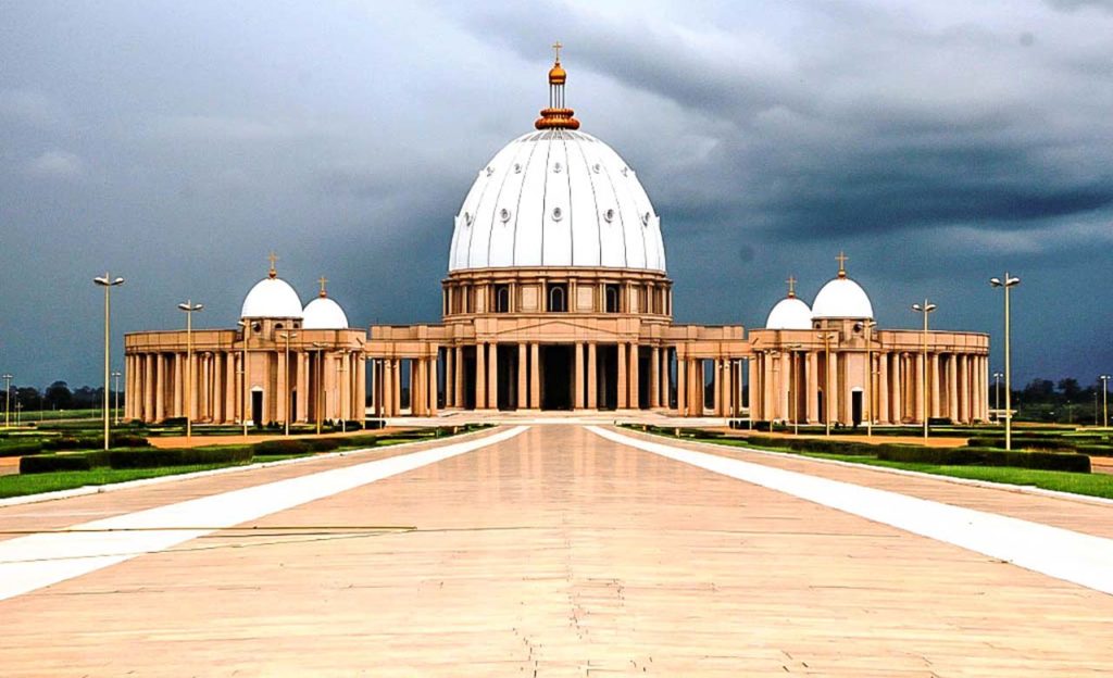 découvrez la richesse du tourisme en côte d'ivoire, un pays aux paysages variés, à la culture vibrante et à l'hospitalité légendaire. explorez les plages paradisiaques, les parcs nationaux et l'effervescence des villes, tout en savourant une cuisine savoureuse. plongez au cœur des traditions et des atouts naturels de ce joyau de l'afrique de l'ouest.
